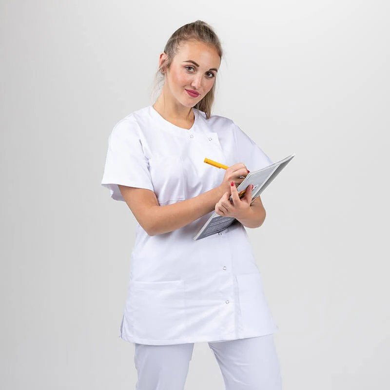 Blouse Médicale BIO/ECO Blanche Asymétrique Lavable à 60° - MANELLI - Image 3