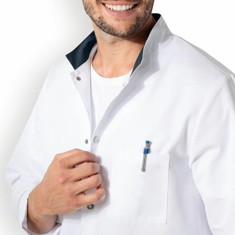 Blouse Médicale Homme Manches Longues Blanche et Détails Bleu Navy - CLINIC DRESS - Image 3