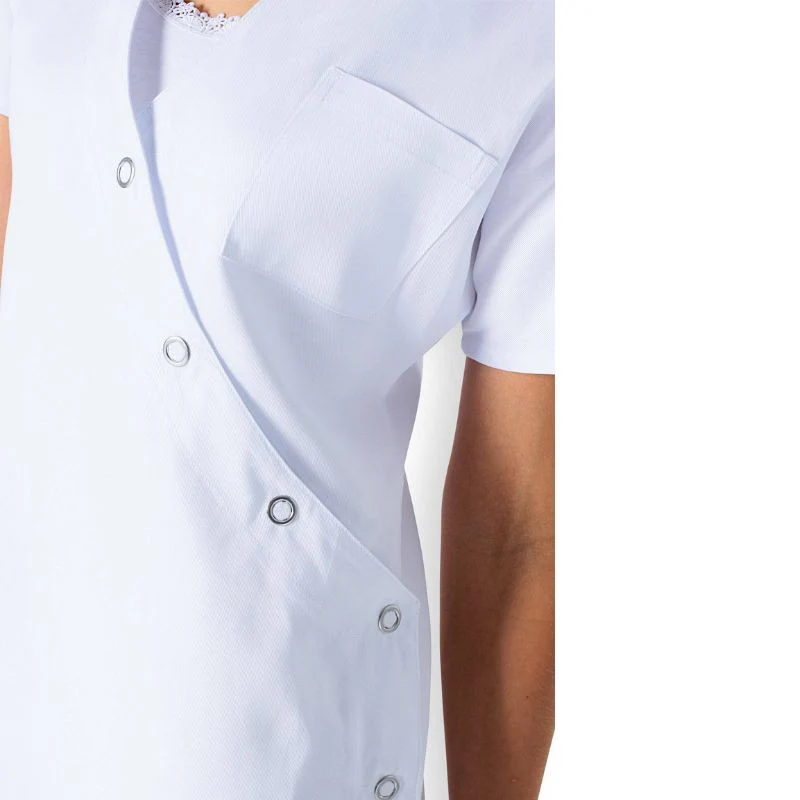 Blouse Médicale Femme Manches Courtes Blanche Col Asymétrique - CLINIC DRESS - Image 3