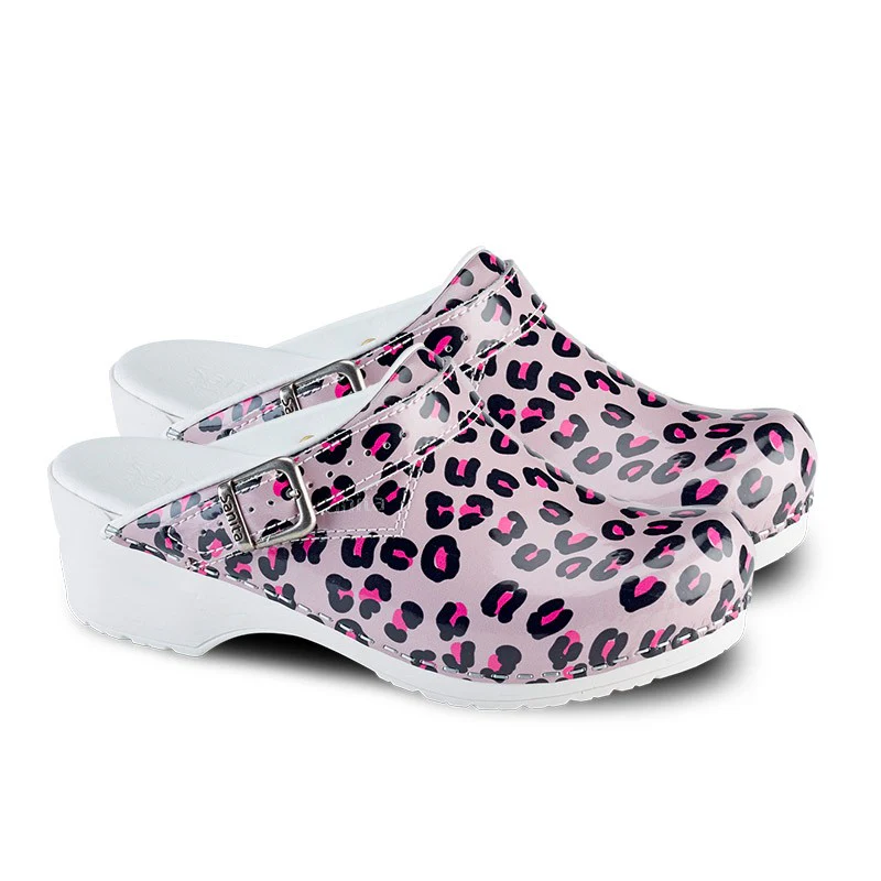 Sabots Médicaux Femme Léopard Rose avec Sangle Réglable - SANITA - Image 2